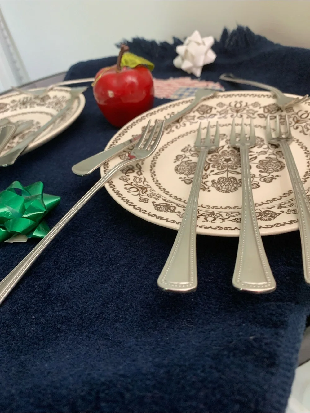 NWOT Oneida Needlepoint pattern S/12 Cocktail Forks 18/8 SS NWOT